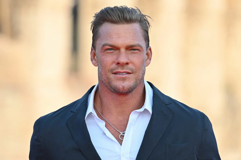 Alan Ritchson Größe