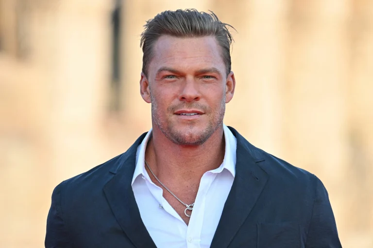 Alan Ritchson Größe