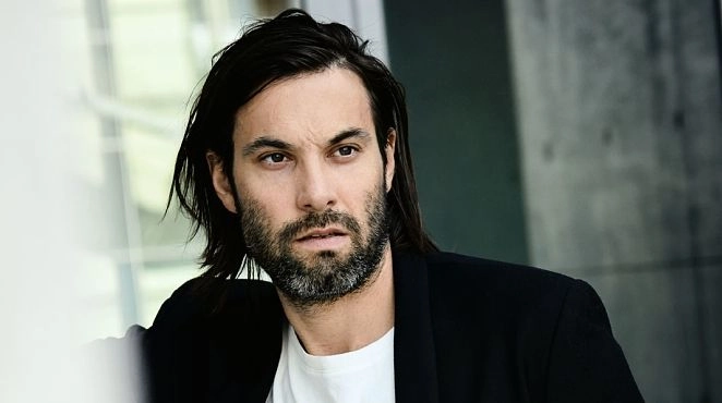 Körpergröße von Maximilian Simonischek